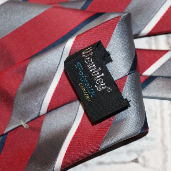 ✨ Vintage Red, Blue & Silver Tie by Wembley Polysilk Luxury (56" x 3") - Picture 2 of 4